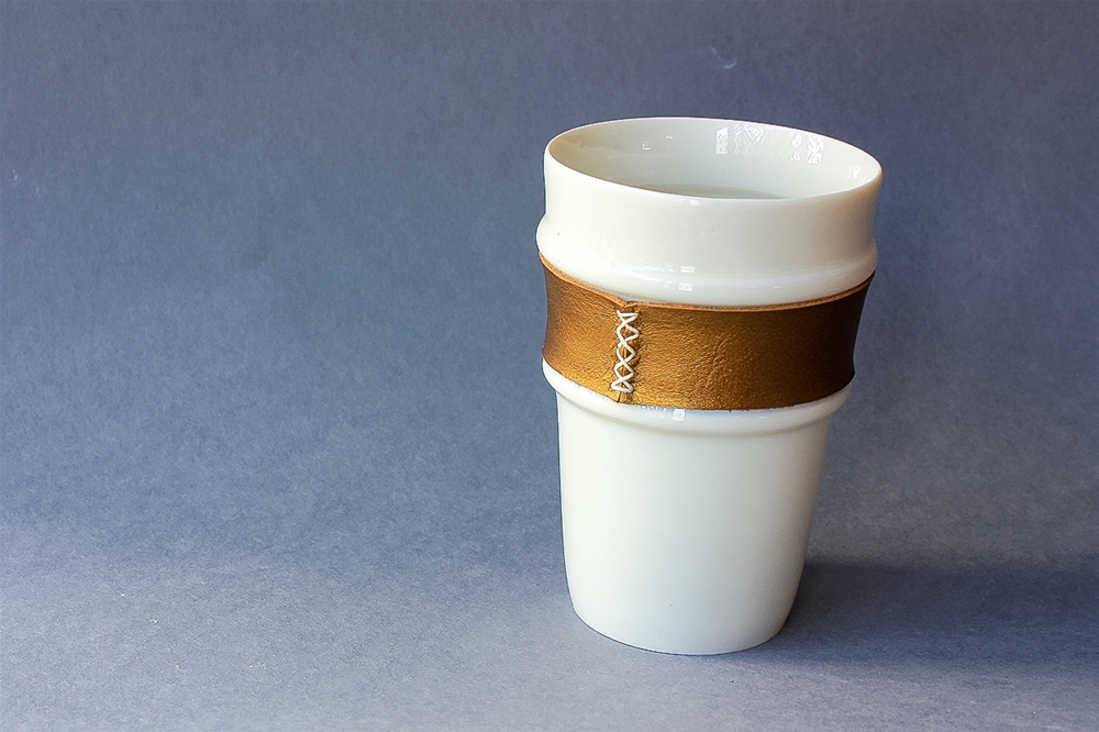Tasse cuir Second Skin en porcelaine et cuir doré