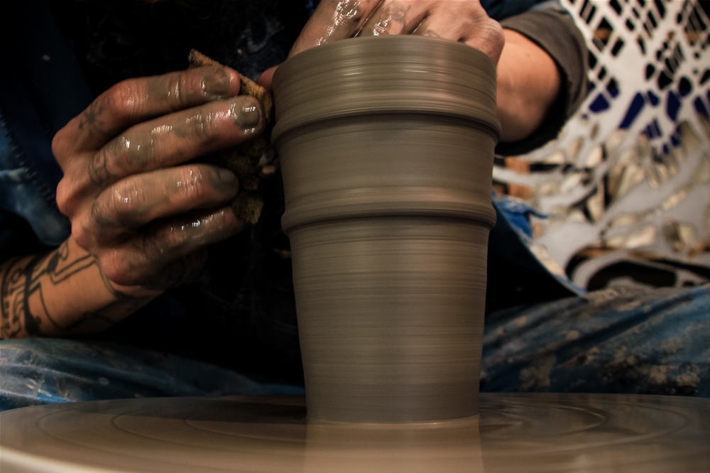 Gros plan sur tasse en grès pendant façonnage sur un tour