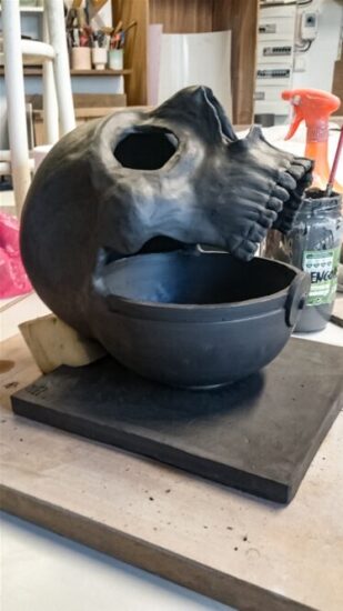 Sculpture Des-Sociables pendant façonnage