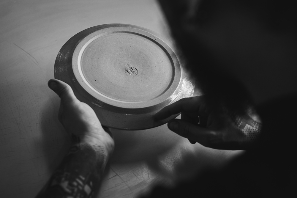 Assiette en main avec logo Gresanat apparent