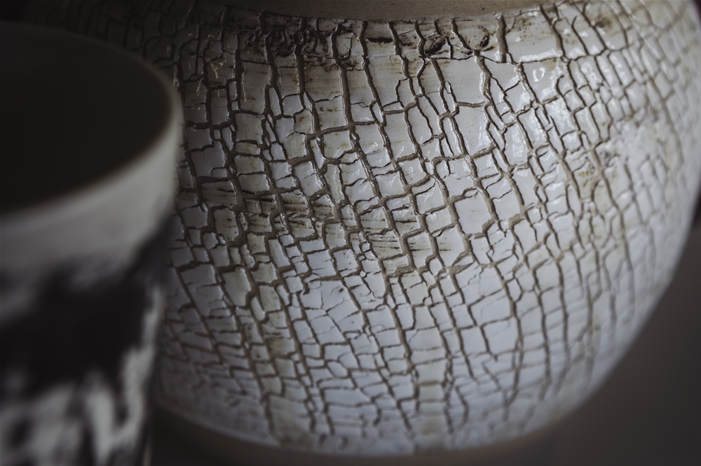 Macro de vase en porcelaine craquelé en surface et grès en dessous