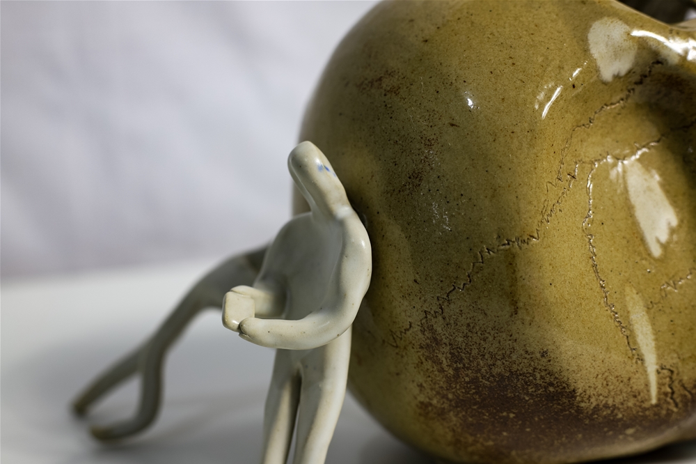 Macro de sculpture Des-Sociables, personnage adossé à la sculpture