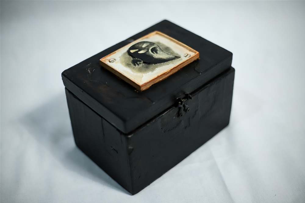 Boîte à jeux maudits Pokémon, en bois, avec bas relief en céramique représentant fantôme