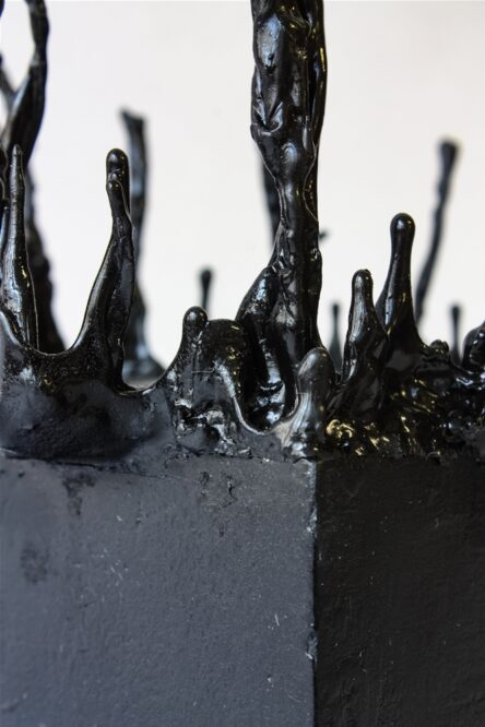 Macro gouttes de silicone noir sur sculpture Evils Box