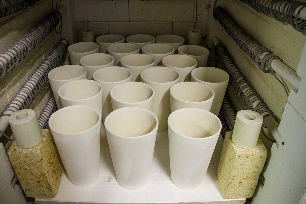 Tasses à thé dans four avant cuisson émail