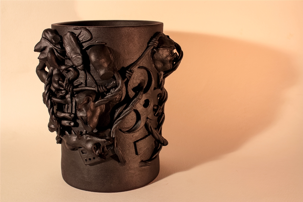 Sculpture Insanity vase en grès noir